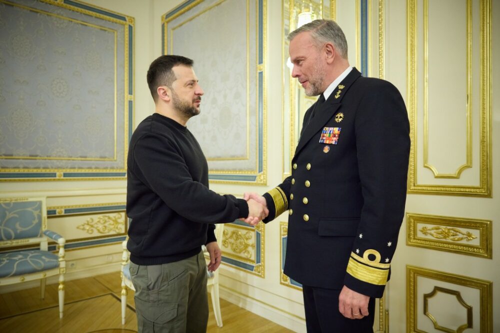 Prezydent Ukrainy Wołodymyr Zełenski i przewodniczący Komitetu Wojskowego NATO Rob Bauer. Fot: (president.gov.ua)
