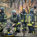 Ukraińscy ratownicy niosą pomoc poszkodowanym po rosyjskim ataku rakietowym na Odessę