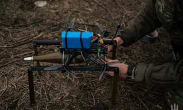Dobić dronem. Wobec niedoborów amunicji ukraińscy żołnierze stosują przemyślną taktykę
