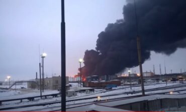 Uniósł się grzyb ognia: moment, w którym dron uderzył w rafinerię w Riazaniu (WIDEO)