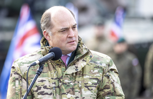B. brytyjski minister obrony Wallace ostrzega: „Siły brytyjskie mogą być zmuszone do walki na Ukrainie”