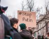 „W południe przeciwko Putnowi”. Protesty tysięcy Rosjan m.in. w Paryżu i Berlinie