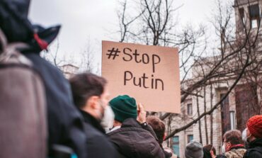„W południe przeciwko Putnowi”. Protesty tysięcy Rosjan m.in. w Paryżu i Berlinie