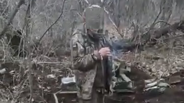 Rosyjski żołnierz schwytany przez Rosjan. Został zmuszony do wykopania dołu, po czym zabity; Fot: prinyscren