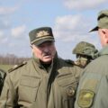 Aleksander Łukaszenka przyjmuje raport od generała Naumenki
