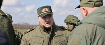 Aleksander Łukaszenka przyjmuje raport od generała Naumenki