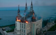 Po rosyjskim ataku rakietowym „zamek Harry’ego Pottera” stanął w ogniu (WIDEO)