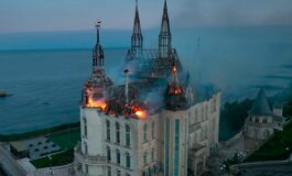 Po rosyjskim ataku rakietowym „zamek Harry'ego Pottera” stanął w ogniu (WIDEO)