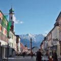 Widok na Hohe Kisten (1922 m) nad Untermarkt w Murnau am Staffelsee