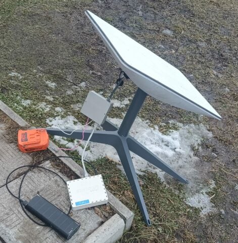 Starlinka wyłączyli. Pozostają wieże telekomunikacyjne, ale znienacka nadlatuje ukraiński dron… Statler i Waldorf mają ubaw