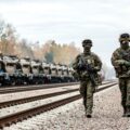 Żołnierze NATO przy wojskowym transporcie kolejowym