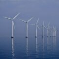 Middelgrunden – elektrownia wiatrowa na morzu, w cieśninie Sund, 3,5 km od Kopenhagi. Fot: Kim Hansena. Obróbka końcowa (kadrowanie, rotacja, regulacja kolorów, usuwanie drobin kurzu i redukcja szumów) przez Richarda Bartza i Kim Hansen. - Praca własna,/ pl.wikipedia.org/CC BY-SA 3.0