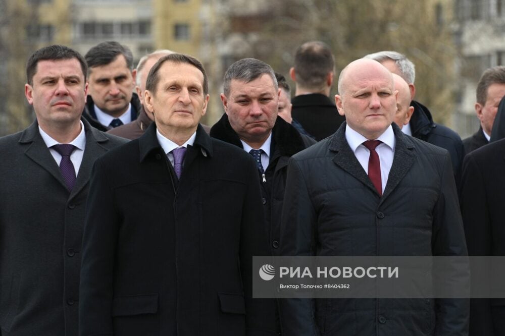 Dyrektor Służby Wywiadu Zagranicznego (SWR) Federacji Rosyjskiej Siergiej Naryszkin i Przewodniczący Komitetu Bezpieczeństwa Państwowego (KGB) Białorusi Iwan Tertel (na pierwszym planie od lewej do prawej) podczas uroczystości złożenia kwiatów pod stelą „Mińsk – Miasto Bohater”.