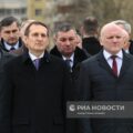 Dyrektor Służby Wywiadu Zagranicznego (SWR) Federacji Rosyjskiej Siergiej Naryszkin i Przewodniczący Komitetu Bezpieczeństwa Państwowego (KGB) Białorusi Iwan Tertel (na pierwszym planie od lewej do prawej) podczas uroczystości złożenia kwiatów pod stelą „Mińsk – Miasto Bohater”.