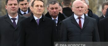 Dyrektor Służby Wywiadu Zagranicznego (SWR) Federacji Rosyjskiej Siergiej Naryszkin i Przewodniczący Komitetu Bezpieczeństwa Państwowego (KGB) Białorusi Iwan Tertel (na pierwszym planie od lewej do prawej) podczas uroczystości złożenia kwiatów pod stelą „Mińsk – Miasto Bohater”.