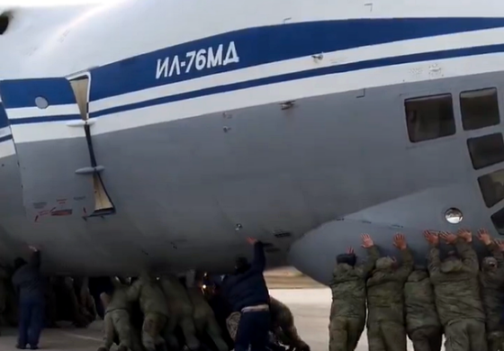 Ił-76 nie może wystartować? To my go na pych... (WIDEO)