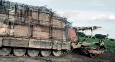 Kolejny odcinek Mad Maxa? Pancerne monstrum sunie na Ukrainę (WIDEO)
