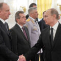 Putin ściska dłoń Patruszewa. Fot: Kremlin.ru