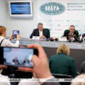 Polski sędzia Tomasz Szmydt podczas konferencji prasowej w centrum prasowym BELTA