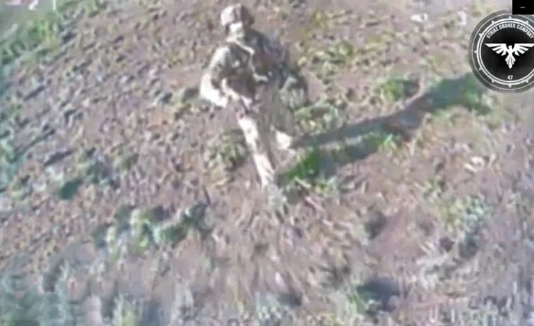 Rosyjski nożownik kontra dron (WIDEO)