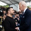 Wołodymyr Zełenski i Joe Biden podczas spotkania w Paryżu