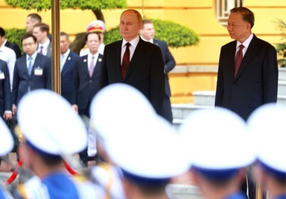 Putin w Wietnamie. Tandetny szantaż dyktatora