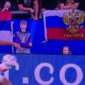 Rosyjska flaga podczas meczu Anglia-Serbia