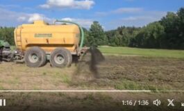 Gnojowicą w migrantów. Polscy rolnicy w akcji (WIDEO)
