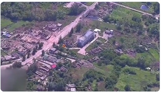 „Po raz pierwszy w historii ludzkości”. Rosjanie zrzucili na Ukrainie potężną 3-tonową bombę (WIDEO)