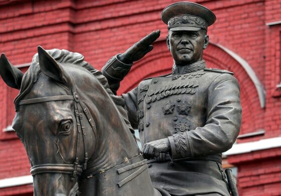 Rzut beretem od Kremla, od kamer i policji aż gęsto, a one... (WIDEO, FOTO)
