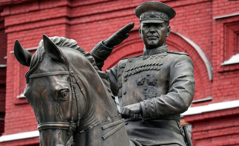 Rzut beretem od Kremla, od kamer i policji aż gęsto, a one... (WIDEO, FOTO)