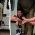 We Lwowie komisarze wojskowi wciągnęli mężczyznę do autobusu i przytrzasnęli jego nogi drzwiami.Fot: Kolaż UNIAN/printscreen