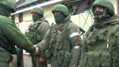 Jak nie po dobroci – to siłą! Tak Rosja dostarcza mięso armatnie na front