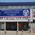 Źródło: Puls Medycyny https://pulsmedycyny.pl/szpital-przy-szaserow-stal-sie-panstwowym-instytutem-badawczym-otrzyma-100-mln-zl-z-mon-1167060 Wojskowy Instytut Medyczny w Warszawie, zwany “szpitalem przy Szaserów”, stał się państwowym instytutem badawczym. Fot. wim.mil.pl