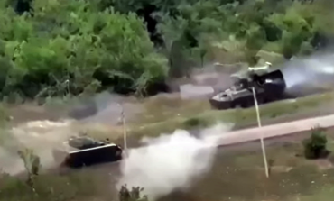 "Taranuj go!" Ekstremalne czołowe starcie Bradley'a z rosyjskim BTR-em (WIDEO)