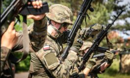 Polscy żołnierze zakuci w kajdanki na granicy z Białorusią. Oddali strzały ostrzegawcze w kierunku nacierających migrantów