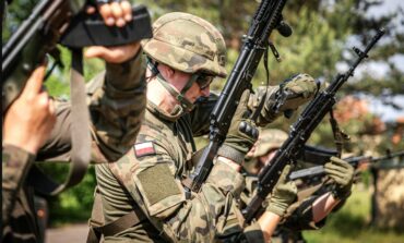 Polscy żołnierze zakuci w kajdanki na granicy z Białorusią. Oddali strzały ostrzegawcze w kierunku nacierających migrantów