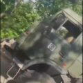 Ciężarówka Kamaz z rosyjskimi żołnierzami. Zdjęcie wykonane z ukrycia