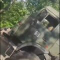 Ciężarówka Kamaz z rosyjskimi żołnierzami. Zdjęcie wykonane z ukrycia