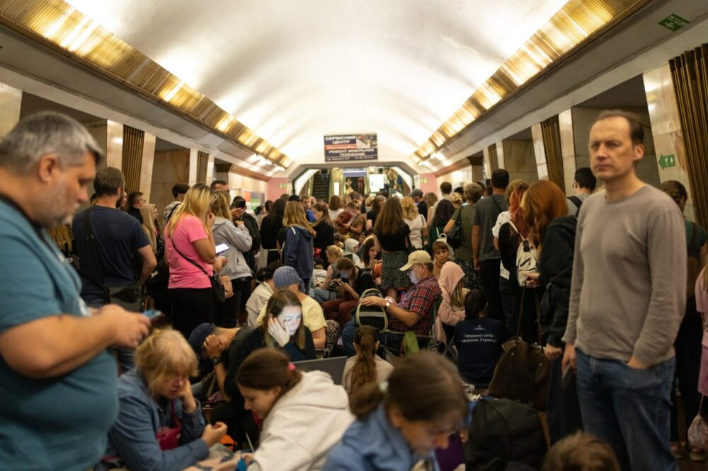 Dziś w kijowskim metrze przed rosyjskim atakiem ukrywało się prawie 52 tys. osób, w tym 4500 dzieci. Fot: t.me/kyivmetroalerts