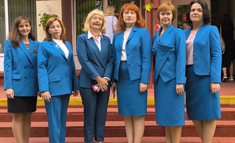 Na Białorusi w mundurki ubrali nauczycieli!