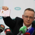 Tomasz Szmydt demonstruje swój polski dokument na konferencji prasowej w Mińsku. Zdjęcie: BelTA
