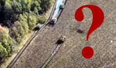 Najdziwniejsze starcie wojny! Czołgi walą w nich z 15 metrów, a oni… (WIDEO)