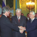 Prezydent USA Bill Clinton, prezydent Rosji Borys Jelcyn i prezydent Ukrainy Leonion Krawczuk po ratyfikacji Memorandum Budapesztańskiego.