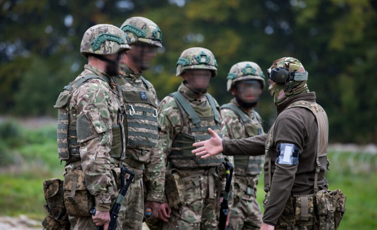 Wojna ze wschodnim złem zmienia ludzi. Ośmiu na dziesięciu uchylających się od służby wojskowej staje się wyśmienitymi żołnierzami