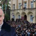 Asłan Bżania ustąpił pod presją protestów. Collage za fot. TASS