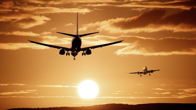 Samolot lecący do Moskwy nadał sygnał SOS na granicy z Białorusią i awaryjnie lądował