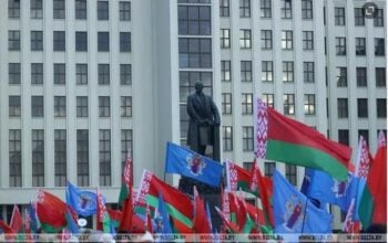 „Żadnego pomnika Lenina nie zburzyliśmy, wszystkie ocalały!” Mińsk świętuje 107. rocznicę rewolucji październikowej (FOTO)