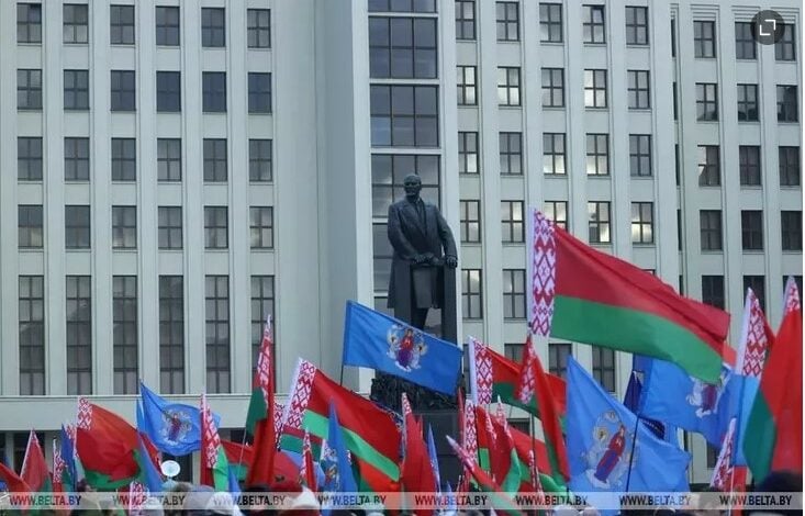 „Żadnego pomnika Lenina nie zburzyliśmy, wszystkie ocalały!” Mińsk świętuje 107. rocznicę rewolucji październikowej (FOTO)