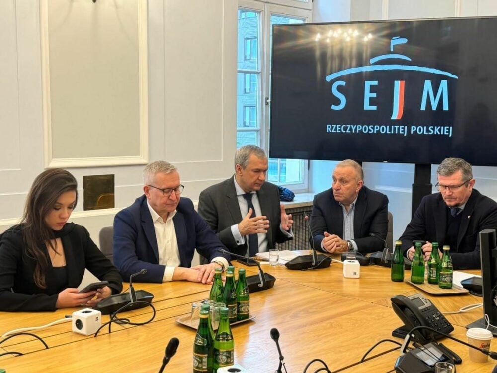 Posiedzenie grupy parlamentarnej "O wolną Białoruś" z udziałem Pawła Łatuszki, wiceprzewodniczącego Zjednoczonego Gabinetu Przejściowego białoruskich sił demokratycznych. Zdjęcie: Pavel Latushka / Facebook.com